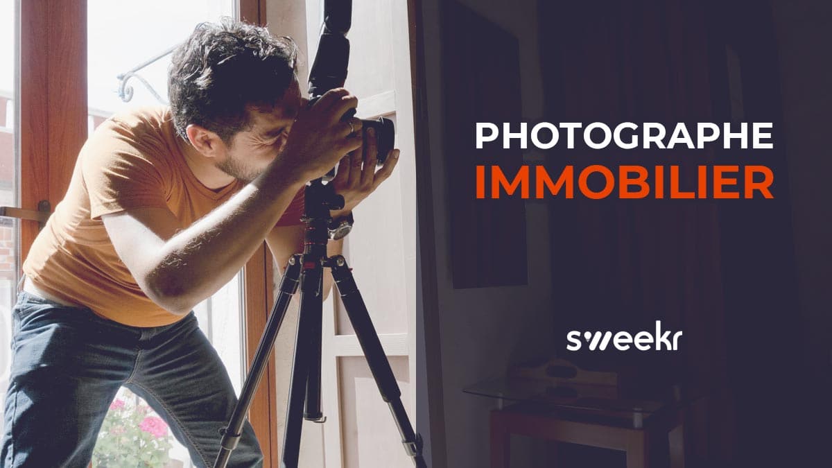 Un photographe à côté d'une fenêtre avec un appareil photo monté sur un trépied prend une photo